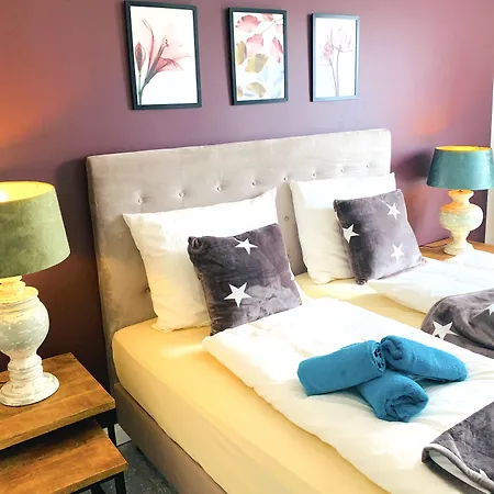BESOTEL Mettmann-schicke FeWo oder Apartments nähe Golfplatz Gruiten und Neandertal mit Glasfaser WLAN und Parkplatz-viele Schlafzimmer mit Bad en suite-2