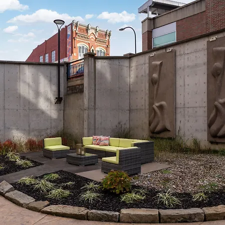Blu-Tique, Akron, A Tribute Portfolio Hotel-3