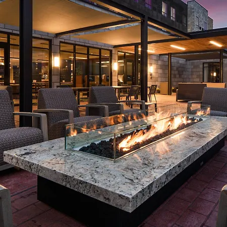 Courtyard By Marriott Jefferson City-3