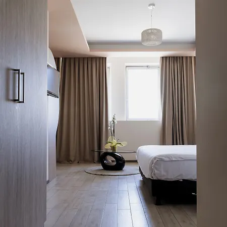 Queen Hotel-2