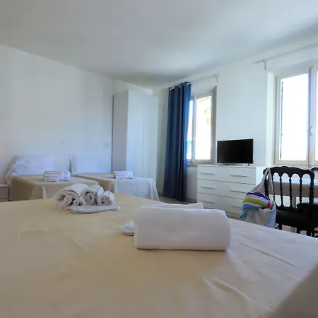 Bed & Parking Cecina Rooms-3