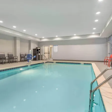 La Quinta Inn And Suites By Wyndham Bloomington-3