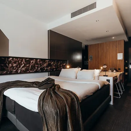 Carbon Hotel-3