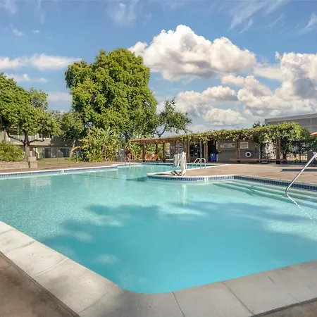 Best Western Plus Garden Court Inn-3