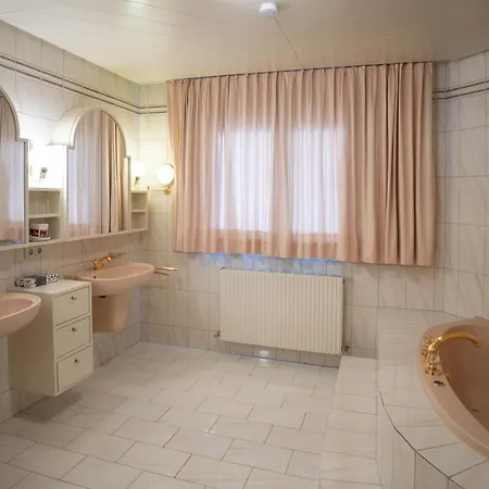 Glanz & Glory Hotel-2