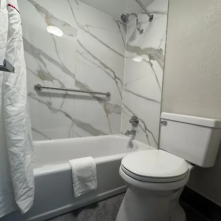 Red Roof Inn Arlington - Entertainment District-3