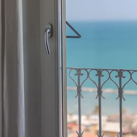 B&B Tre Finestre sul Mare-3