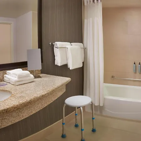 Courtyard By Marriott Kingston Highway 401-2