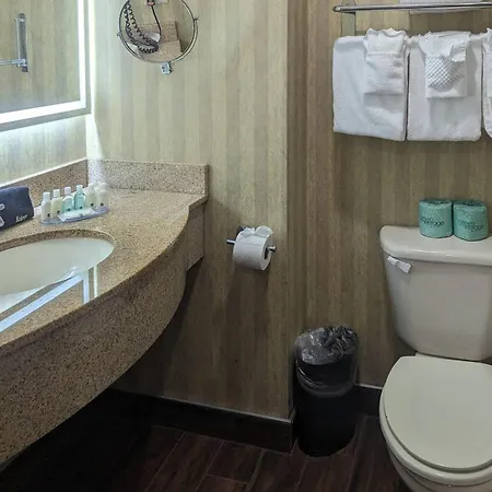 Quality Inn & Suites Northampton - Amherst-2