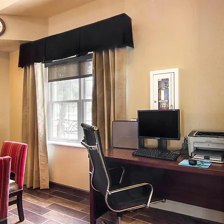 Comfort Inn & Suites Grafton-Cedarburg-2