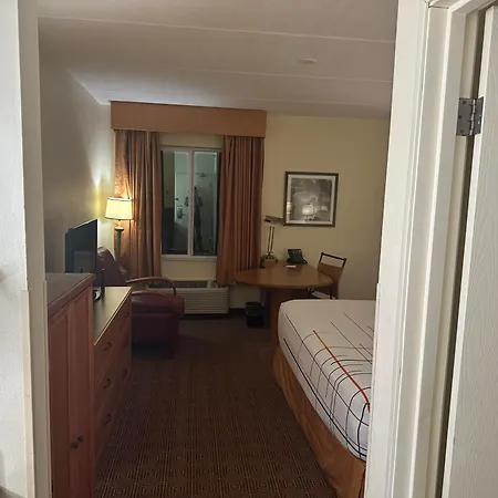 La Quinta Inn & Suites By Wyndham Sawgrass-2