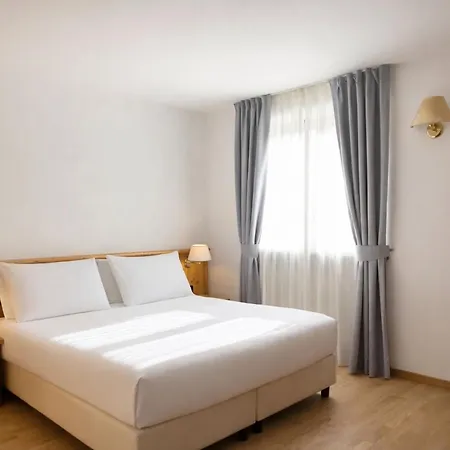 Golf Hotel-2
