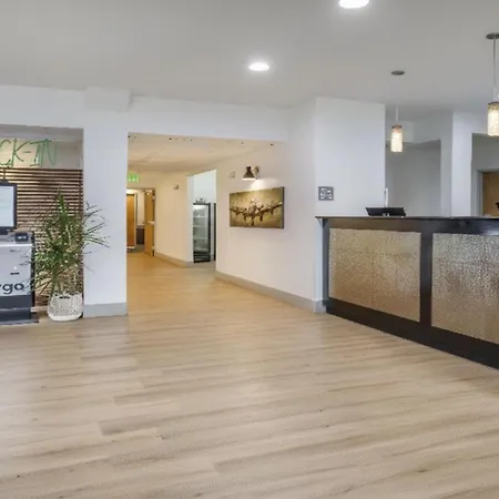 Best Western Plus Peppertree Airport Inn-3