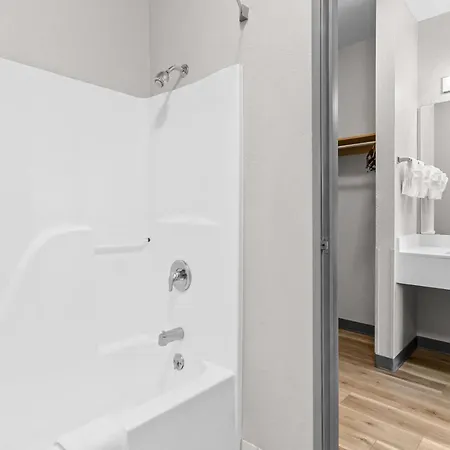 Days Inn & Suites By Wyndham Castle Rock-2