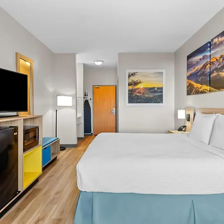 Days Inn & Suites By Wyndham Castle Rock-3