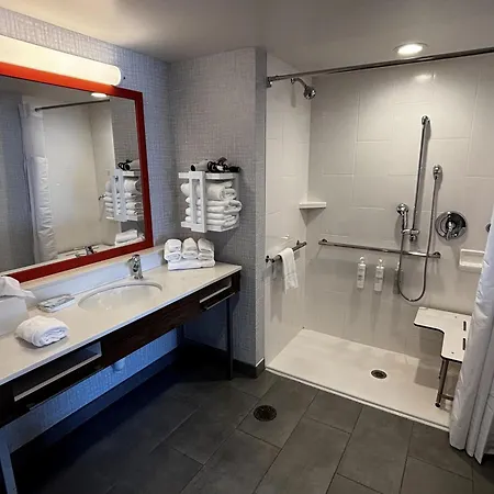 Hampton Inn & Suites Erie Bayfront-3