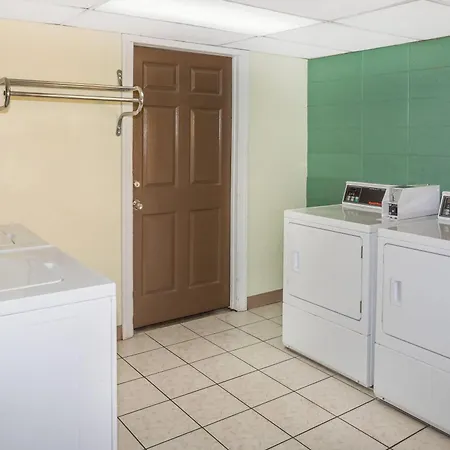 Travelodge By Wyndham Fort Myers North-2