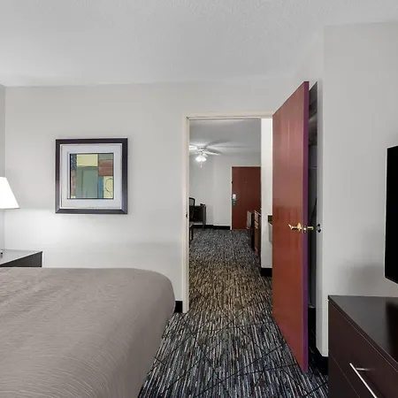 Quality Inn & Suites Niles-3
