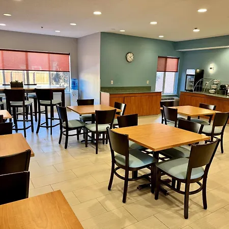Days Inn & Suites By Wyndham Madison-2