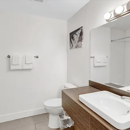 Oceanside Marina Suites - A Waterfront Hotel-2