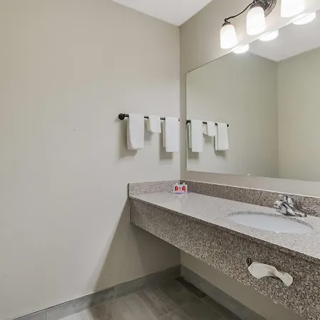 Econo Lodge Inn & Suites Yankton-2