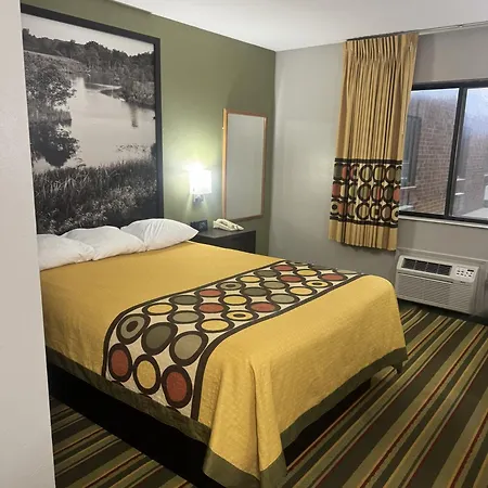 Super 8 By Wyndham Chanute-3