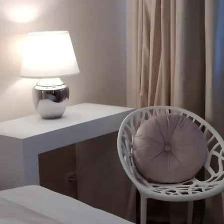 DAS KLEINE HOTEL IPHOFEN, klimatisierte Zimmer- 55 TV, TV mirroring, kleines Secret mit Garten&Terrassen, nahe aller VDP Weingüter, Hunde willkommen, fine dining, nahe KNAUF GIPS KG und KNAUF IT ConneKT-3