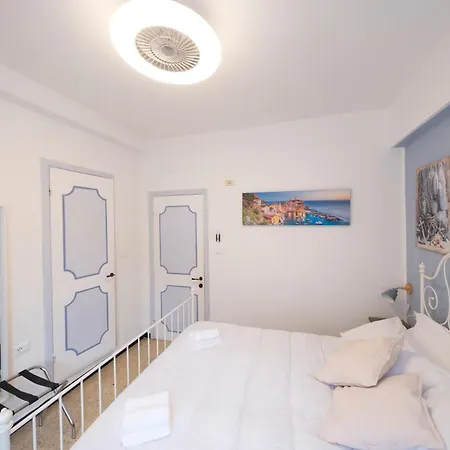 Pippo a Vernazza Rooms-3