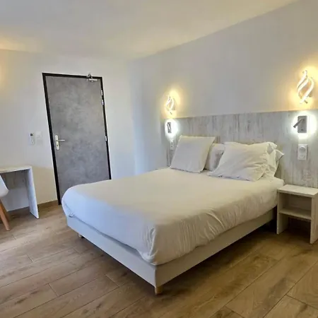 Hotel Les Palmiers En Camargue-2