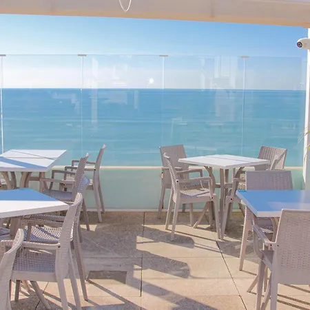Golden Beach Guest House & Rooftop Bar-2