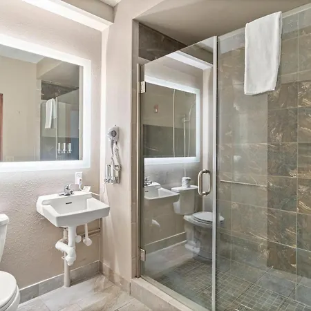 Edgewater Hotel And Suites-3