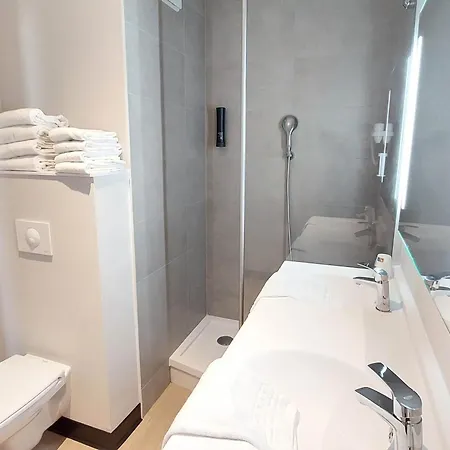 B&B HOTEL Troyes Magasins d'usine-3