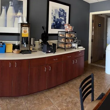 Days Inn By Wyndham Fargo - West Acres-3