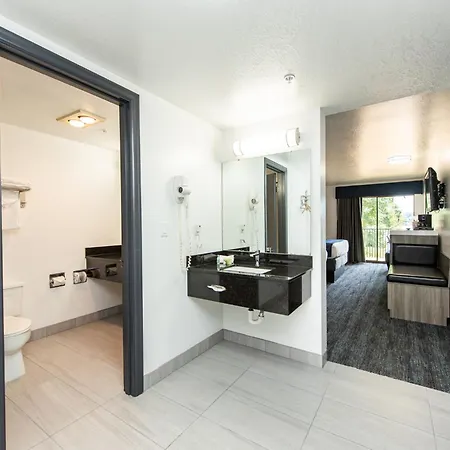 Oyster Bay Inn & Suites-3