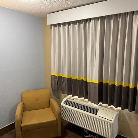 Super 8 By Wyndham Tulsa - Route 66-3