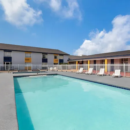 Super 8 By Wyndham Biloxi At The Beach-3