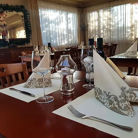 Garden Club - Hotel & Restaurant - Free Outdoor Pool & Parking-3
