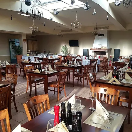 Garden Club - Hotel & Restaurant - Free Outdoor Pool & Parking-2