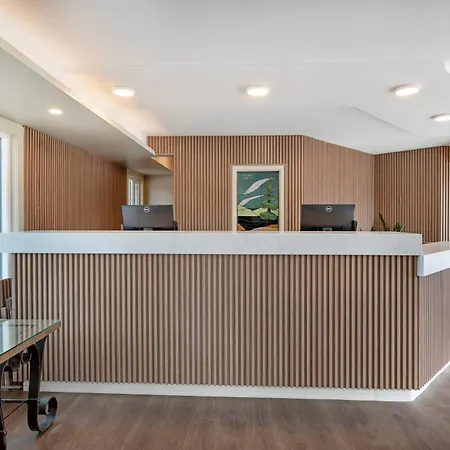 Econo Lodge Inn & Suites-3