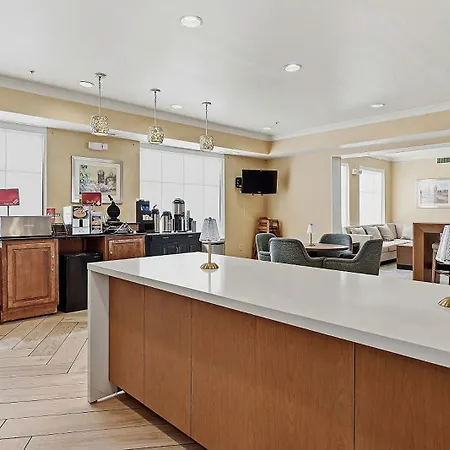 Best Western Plus Hannaford Inn & Suites-3
