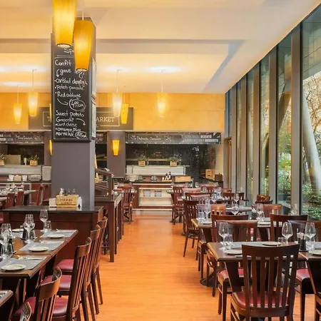 Courtyard By Marriott Prague City-3