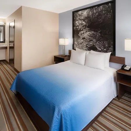 Super 8 By Wyndham Longmont/Twin Peaks-3