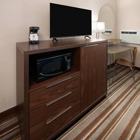Super 8 By Wyndham Longmont/Twin Peaks-2