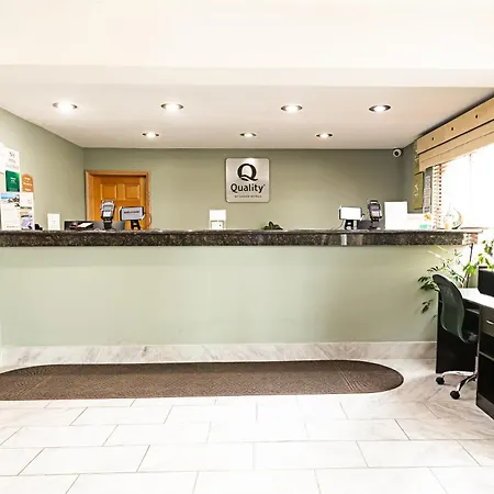 Quality Inn & Suites Marinette-3