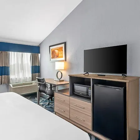 Quality Inn Shawnee North I-40-3