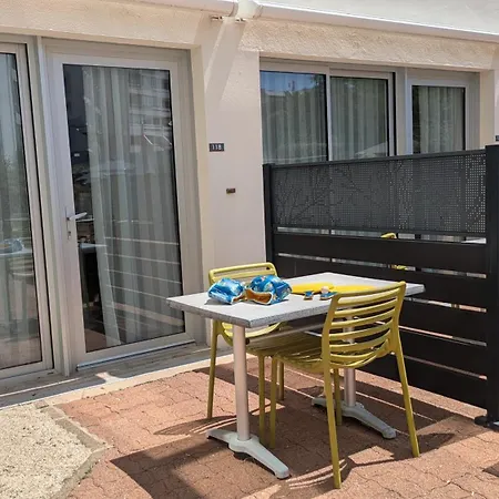 Résidence avec Piscine face au port 200m plage-2