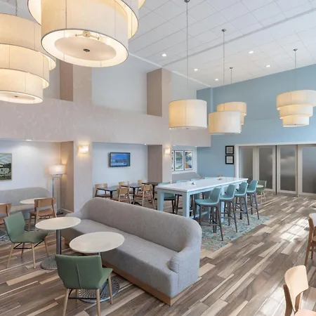 Hampton Inn & Suites Berkshires-Lenox-2