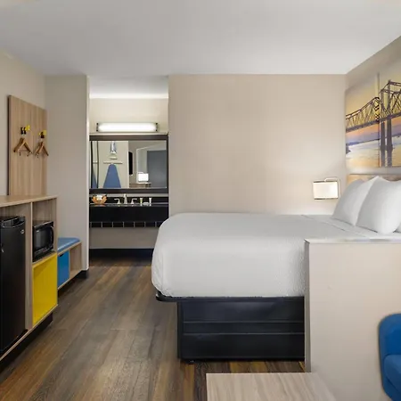 Days Inn & Suites By Wyndham Byram-3