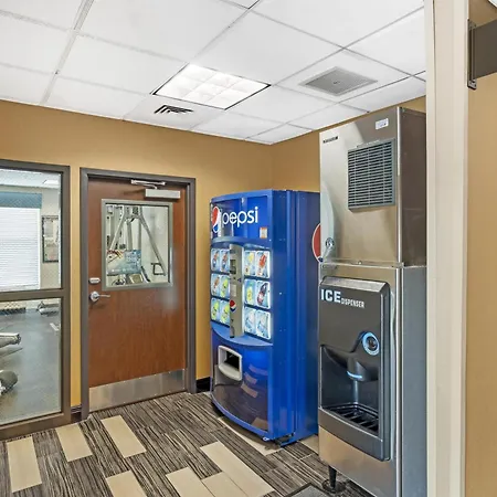 Best Western Plus Chain Of Lakes Inn & Suites-2