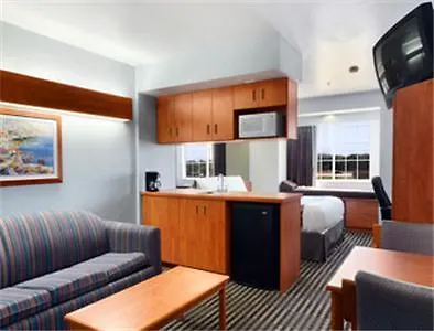 Microtel Inn & Suites By Wyndham Garland/Dallas-2
